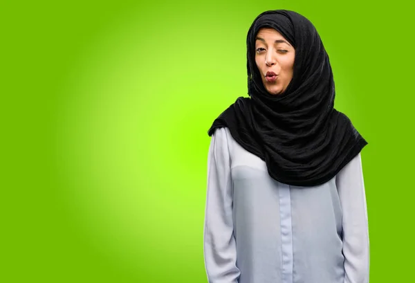 Junge Arabische Frau Hijab Glücklich Und Überrascht Jubelnd Mit Wow — Stockfoto