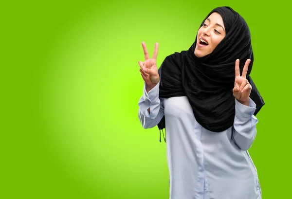 Молода Арабська Жінка Хіджабі Щаслива Захоплююча Виражаючи Виграшний Жест Успішна — стокове фото