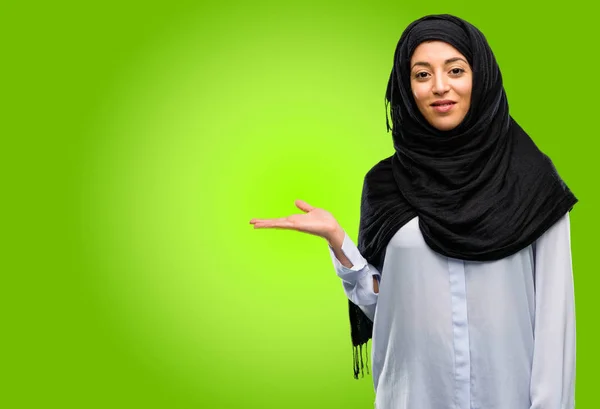 Jonge Arabische Vrouw Het Dragen Van Hijab Met Iets Zijn — Stockfoto