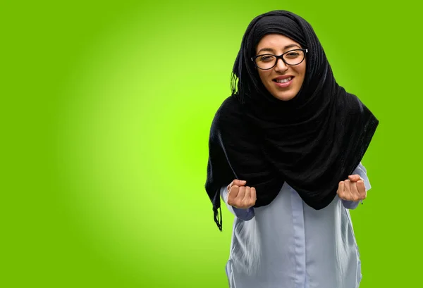 Junge Arabische Frau Trägt Hijab Glücklich Und Aufgeregt Sieg Feiern — Stockfoto