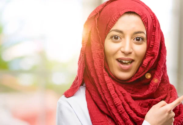 Jovem Árabe Mulher Vestindo Hijab Apontando Para Lado Com Dedo — Fotografia de Stock