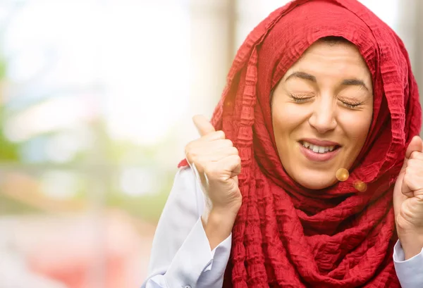 Mutlu Ifade Wow Jest Tezahürat Hijab Giyen Genç Arap Kadın — Stok fotoğraf