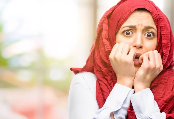Çok Korkmuş Sinir Anksiyete Panik Jest Bunalmış Ifade Hijab Giyen — Stok fotoğraf