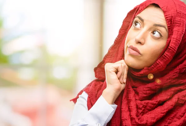 Jonge Arabische Vrouw Dragen Hijab Denken Het Opzoeken Van Uiten — Stockfoto