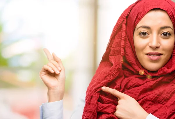 Mujer Árabe Joven Usando Hijab Apuntando Hacia Lado Con Dedo —  Fotos de Stock