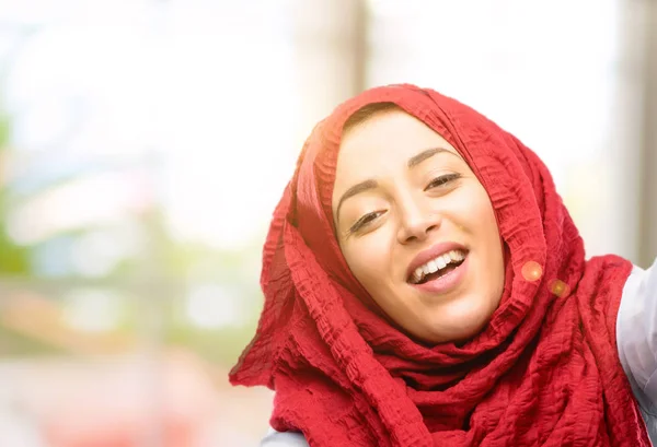 Mladá Arabská Žena Nosí Hidžáb Spokojené Vítaným Gestem Přirozený Úsměv — Stock fotografie