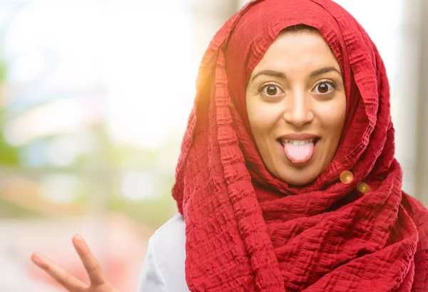 Mladá Arabská Žena Nosí Hidžáb Při Pohledu Kamery Zachycující Tongem — Stock fotografie
