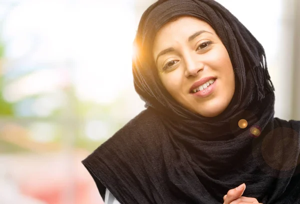 Mladá Arabská Žena Nosí Hidžáb Spokojené Velkým Úsměvem Přírodní — Stock fotografie