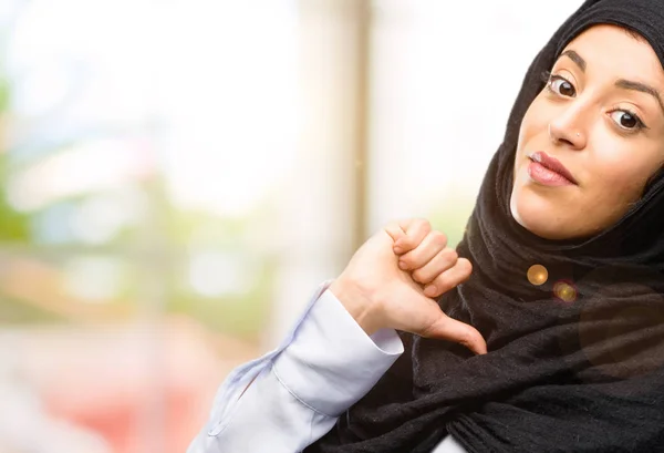 Hijab Gurur Heyecanlı Küstah Zafer Yüzü Ile Işaret Giyen Genç — Stok fotoğraf