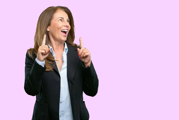 Mulher Negócios Meia Idade Feliz Surpreso Animando Expressando Gesto Wow — Fotografia de Stock