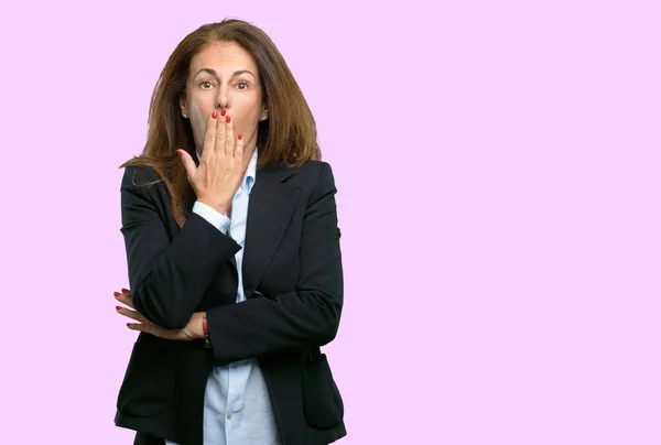 Μέση Ηλικία Γυναίκας Επιχειρήσεων Καλύπτει Στόμα Κατάσταση Σοκ Φαίνεται Ντροπαλός — Φωτογραφία Αρχείου