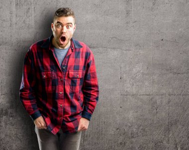 Panik ve korku ifade şokta, yakışıklı delikanlı korkuttu