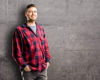 Genç yakışıklı adam kendinden emin ve mutlu bir büyük doğal gülümseme gülmek ile