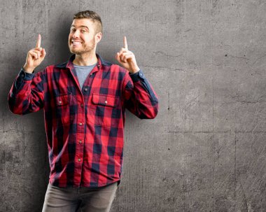 Mutlu ve tezahürat yukarıyı genç yakışıklı adam