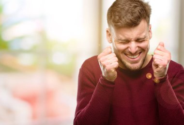 Yakışıklı genç adam mutlu ve ifade wow jest tezahürat