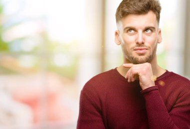 Soru ve şüphe ifade etmek acımak yüz ile düşünceli düşünme yakışıklı genç adam. Çözüm düşünün