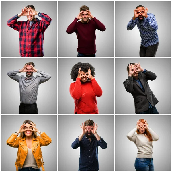 Gruppo Persone Miste Donne Uomini Che Guardano Macchina Fotografica Attraverso — Foto Stock