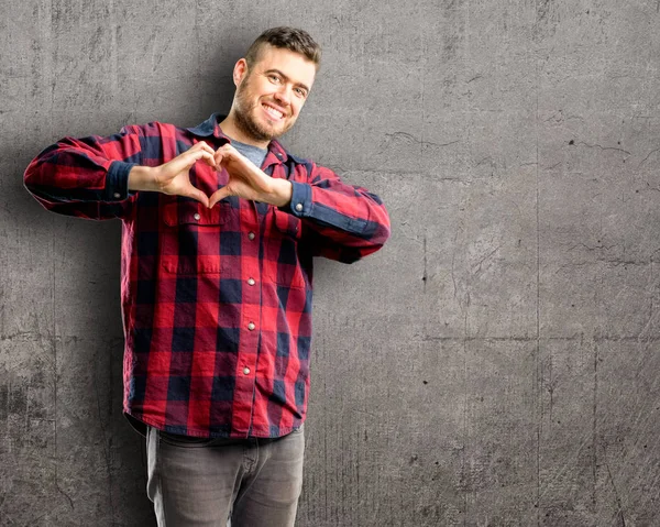 Joven Hombre Guapo Feliz Mostrando Amor Con Las Manos Forma — Foto de Stock