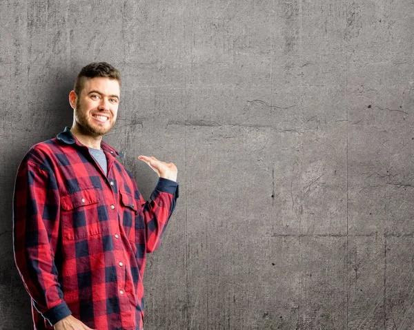 Joven Hombre Guapo Sosteniendo Algo Mano Vacía — Foto de Stock