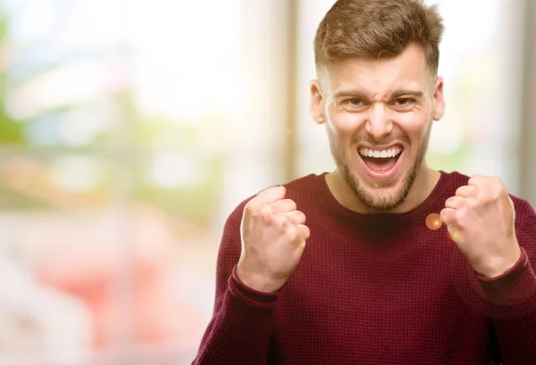 Jovem Bonito Feliz Animado Expressando Gesto Vencedor Vitória Bem Sucedida — Fotografia de Stock