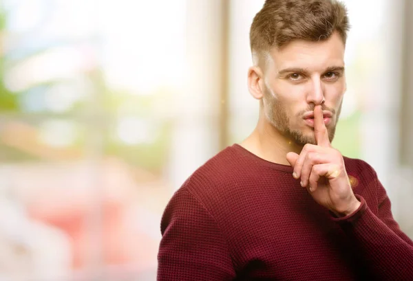 Joven Guapo Con Dedo Índice Los Labios Pide Silencio Silencio —  Fotos de Stock