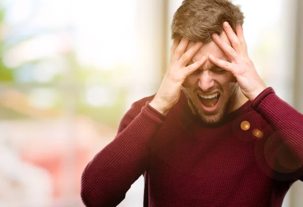 Schöner Junger Mann Unter Stress Die Hände Auf Dem Kopf — Stockfoto