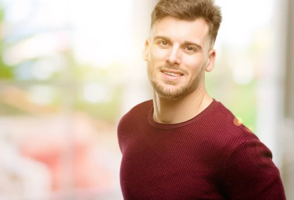 Knappe Jonge Man Zelfverzekerd Blij Met Een Grote Natuurlijke Glimlach — Stockfoto