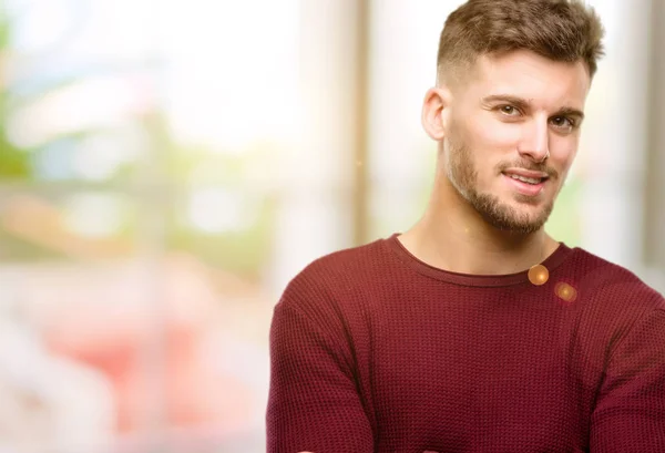 Knappe Jonge Man Zelfverzekerd Blij Met Een Grote Natuurlijke Glimlach — Stockfoto