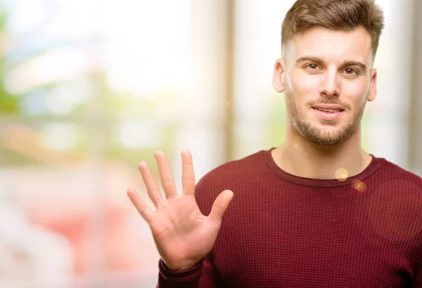 Stilig Ung Man Att Höja Hans Finger Nummer Fem — Stockfoto