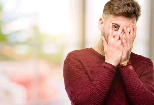 Hombre Joven Guapo Sonriendo Teniendo Mirada Tímida Asomándose Entre Sus —  Fotos de Stock