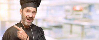 Kıdemli şef şapkalı uzak yan lokanta mutfağı, parmakla işaret eden adam, yemek