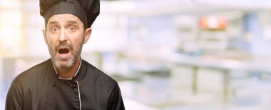 Kıdemli panik ifade şokta, korkmuş Şef şapkalı adam yemek ve lokanta mutfağı korku