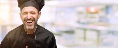 Kıdemli Şef kendinden emin ve mutlu restoran mutfağa gülmeye büyük bir doğal gülümseme ile şapkalı adam, yemek