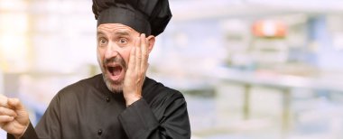 Kıdemli şef şapkalı uzak yan lokanta mutfağı, parmakla işaret eden adam, yemek