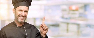 Kıdemli şef şapkalı uzak yan lokanta mutfağı, parmakla işaret eden adam, yemek