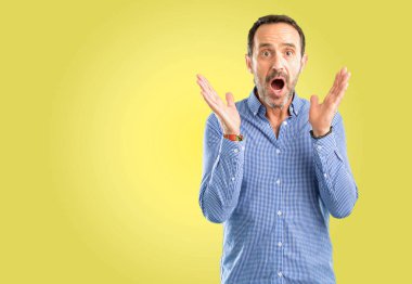 Yakışıklı orta yaş adam mutlu ve ifade wow jest tezahürat