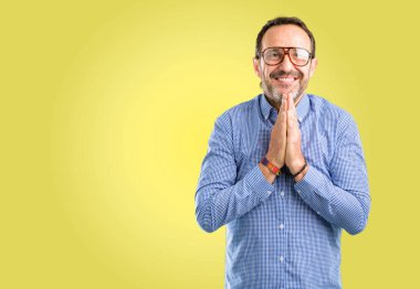 Yakışıklı orta yaş ve erkek el ele tutusun jest umut ifadelerini belirtti, dua ile kavram lütfen