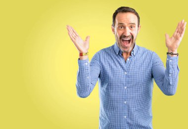 Yakışıklı orta yaş adam mutlu ve ifade wow jest tezahürat