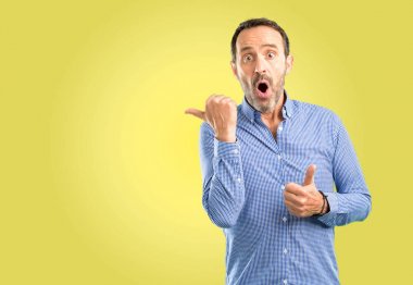 Yakışıklı orta yaş adam mutlu ve yukarı dönük ifade wow jest tezahürat