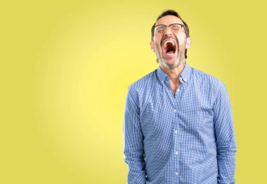 Yakışıklı orta yaş adam stresli, panik, korku içinde bağırarak bıkkın ve hayal kırıklığına uğramış. Hoş bir jest. İş sataşmak beni çıldırtıyor