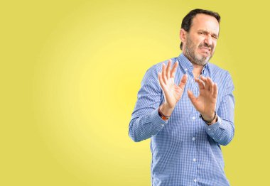 Dur jest, bir savunma olarak ellerini tutmak, bağırarak yakışıklı orta yaş adam tiksinti ve kızgın,