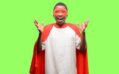 Afrika siyah süper kahraman adam mutlu ve ifade wow jest tezahürat