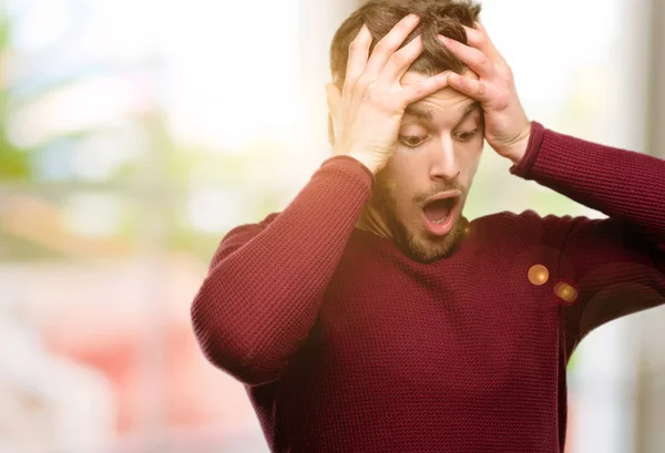 Beau Jeune Homme Stressant Gardant Les Mains Sur Tête Terrifié — Photo