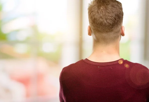 Knappe Jongeman Achterkant Achteraanzicht — Stockfoto