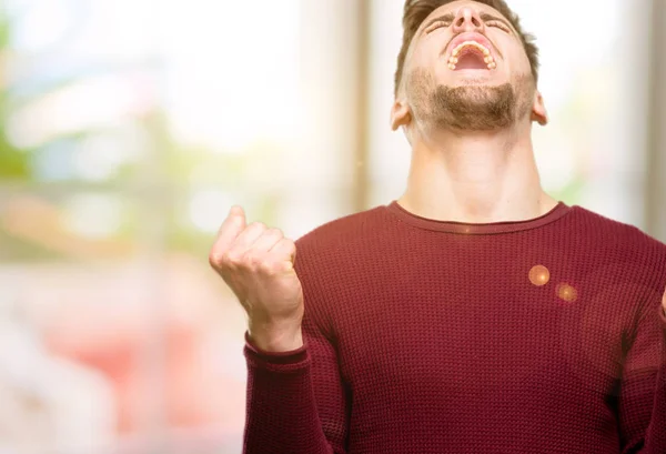 Joven Guapo Feliz Emocionado Expresando Gesto Ganador Exitoso Celebrando Victoria — Foto de Stock