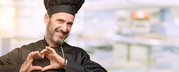 Senior Cuoco Uomo Indossando Cappello Chef Felice Mostrando Amore Con — Foto Stock