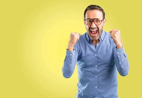 Hombre Guapo Mediana Edad Feliz Emocionado Expresando Gesto Ganador Exitoso — Foto de Stock