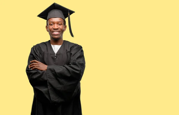 自信を持って 自然と笑顔が大きな笑いと幸せの交差腕を持つブラック アフリカの若い大学院生男 — ストック写真