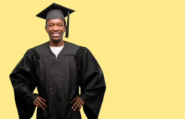 Молодой Африканский Аспирант Черный Мужчина Уверенный Себе Счастливый Большой Естественной — стоковое фото