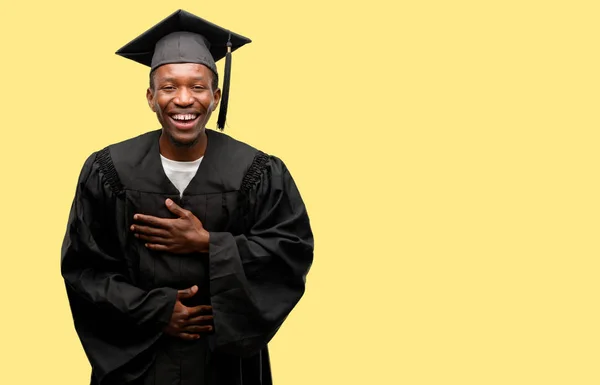 Jonge Afrikaanse Afgestudeerde Student Zwarte Man Zelfverzekerd Blij Met Een — Stockfoto